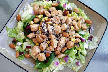 Salada de frango saudável com cebola roxa e amêndoas