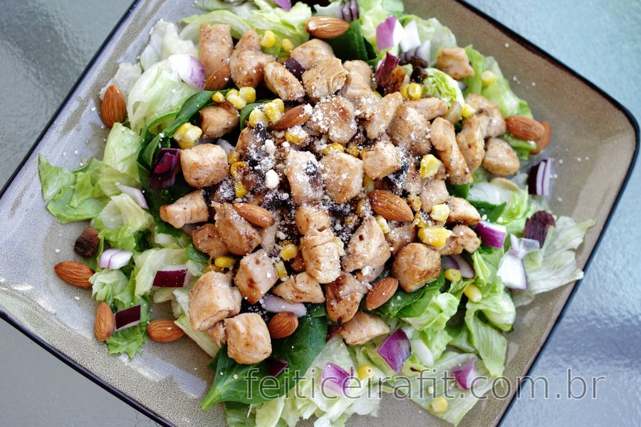 Salada de frango saudável com cebola roxa e amêndoas