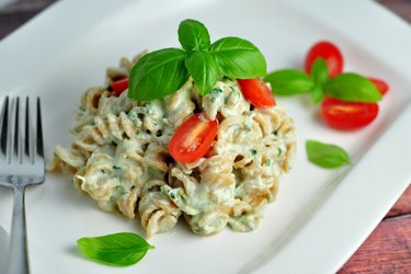 Macarrão parafuso com molho de manjericão cremoso (baixa caloria e light)