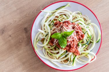 “Espaguete” de abobrinha light ao molho de atum