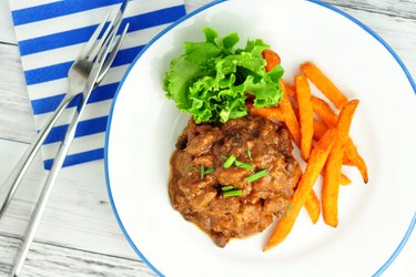 Picadinho de carne com tomate e feijão