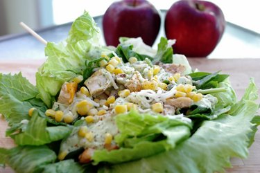 Sanduíche light de frango com salada e molho de abacate