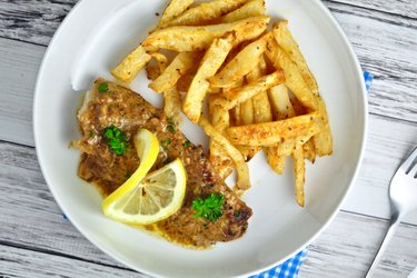 Bacalhau com molho de limão e alho e chips de aipo