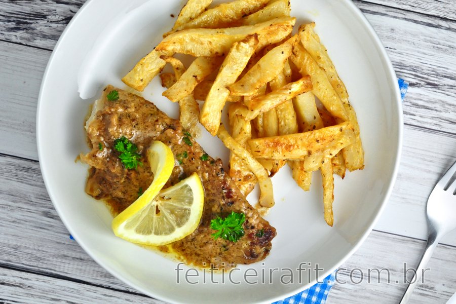Bacalhau com molho de limão e alho e chips de aipo