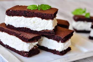 Quadradinhos de chocolate fit com sem farinha de trigo ou açúcar