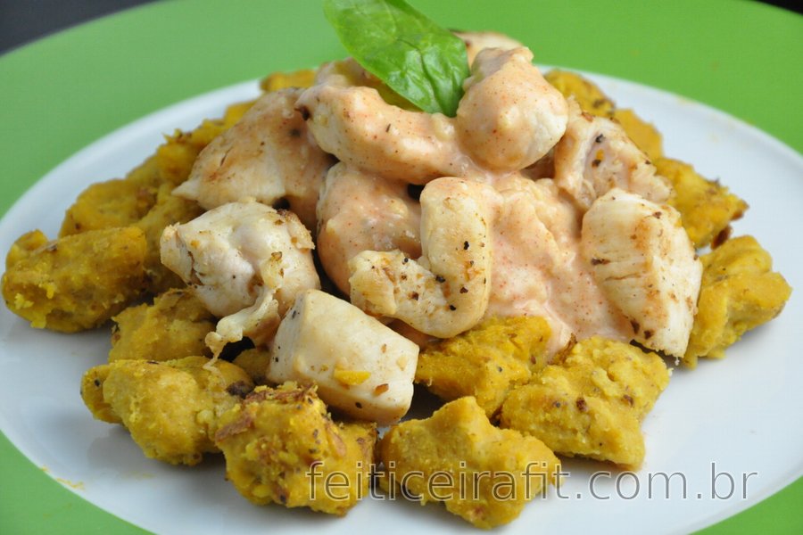 Nhoque de abóbora com frango e molho de queijo