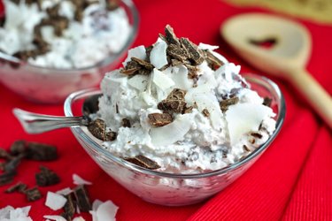 Delicioso creme Raffaello com queijo quark, cerejas e chocolate