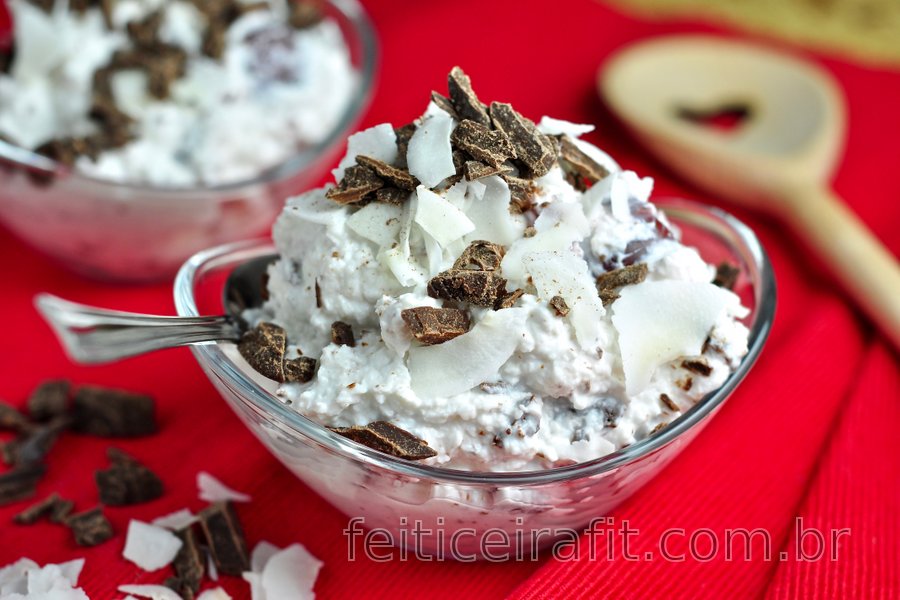 Delicioso creme Raffaello com queijo quark, cerejas e chocolate