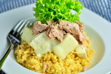 Tofu com queijo, couscous e atum