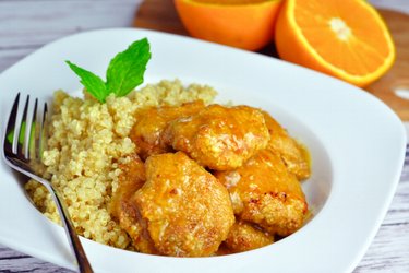 Peito de frango ao molho de laranja com quinoa