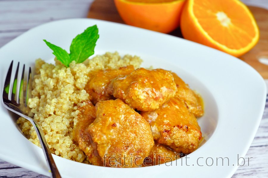 Peito de frango ao molho de laranja com quinoa