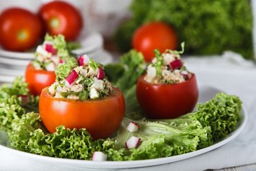 Tomate recheado com salada de ovos e atum