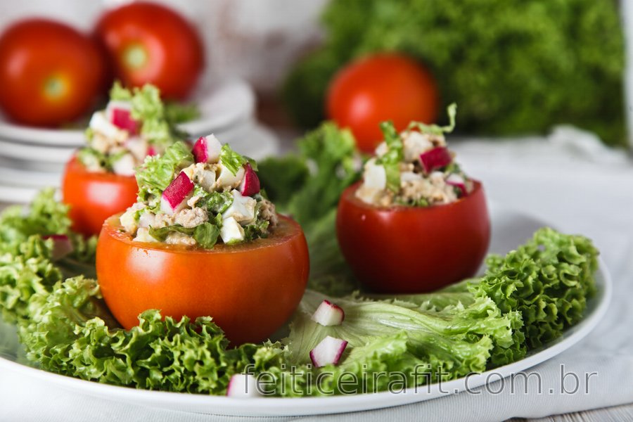 Tomate recheado com salada de ovos e atum