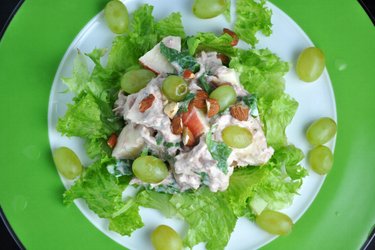 Salada de atum com frutas e vegetais