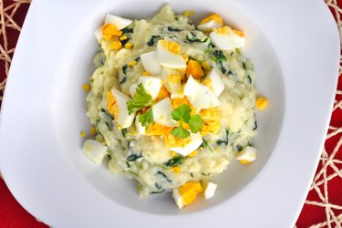 Arroz com espinafre, ovos e queijo de cabra