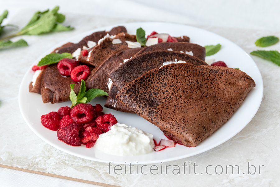 Crepes de chocolate e espelta com ricota e framboesa