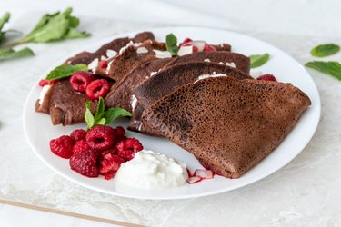 Crepes de chocolate e espelta com ricota e framboesa