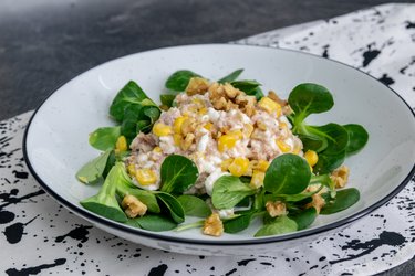Salada de atum com queijo cottage, milho e nozes