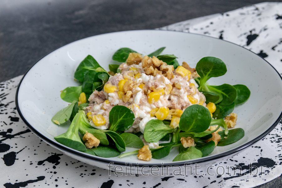 Salada de atum com queijo cottage, milho e nozes