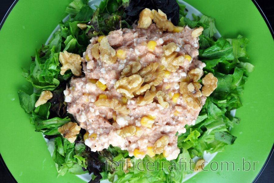 Salada de atum com queijo cottage, milho e nozes