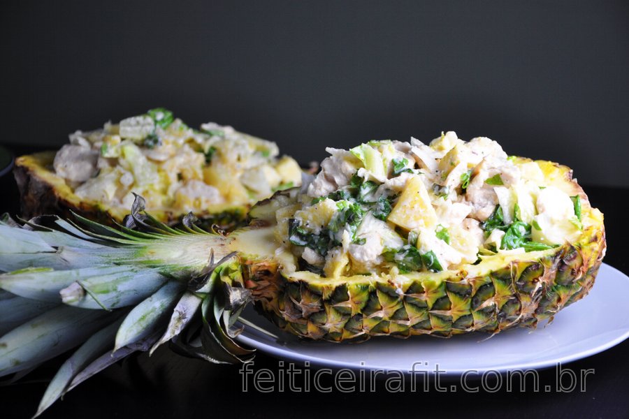 Salada de frango fitness com molho de abacaxi e queijo