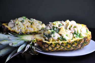 Salada de frango fitness com molho de abacaxi e queijo