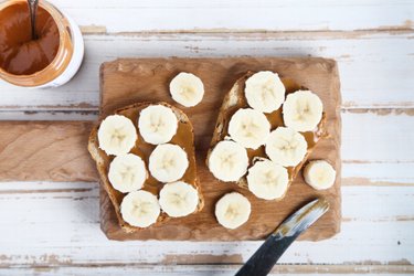 Torradas integrais com banana e manteiga de amendoim