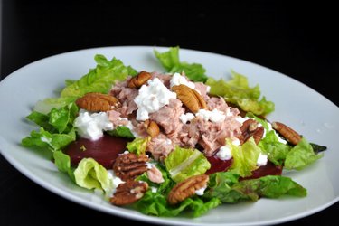 Salada de atum saudável com beterraba e nozes