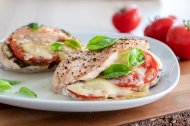 Peito de frango grelhado "caprese" com tomate, manjericão e muçarela