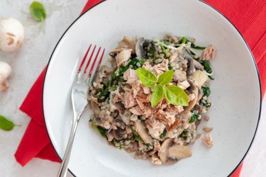 Trigo-sarraceno saudável com espinafre, cogumelo, queijo e atum