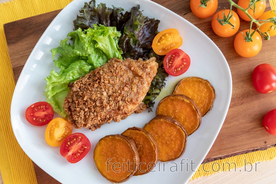 Frango empanado fitness assado com batatas-doces