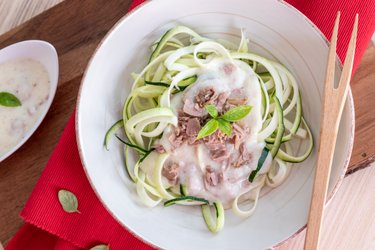 Macarrão de abobrinha low carb com queijo e atum