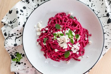 Pasta simples com pesto de beterraba