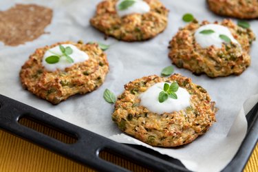 Fritadas de abobrinha com queijo feta