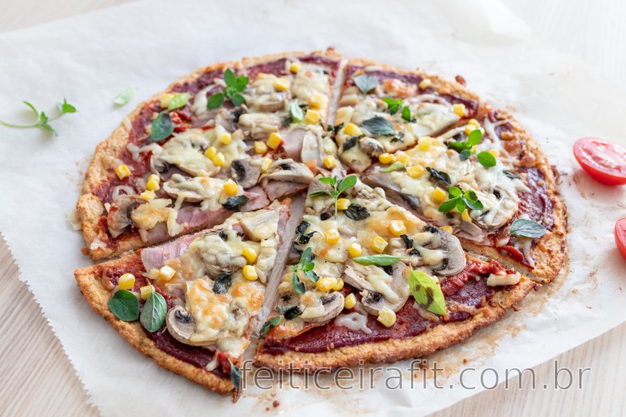 Pizza fitness simples feita de queijo quark e aveia