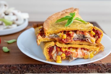 Calzone de pizza feito com ovos