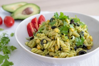 Pasta saudável com molho de abacate