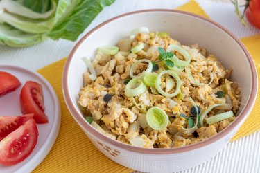 Ovos mexidos com couve-flor e alho-poró