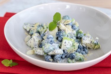 Salada de brócolis com mirtilos e sementes de papoula