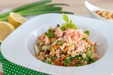 Salada asiática de salmão