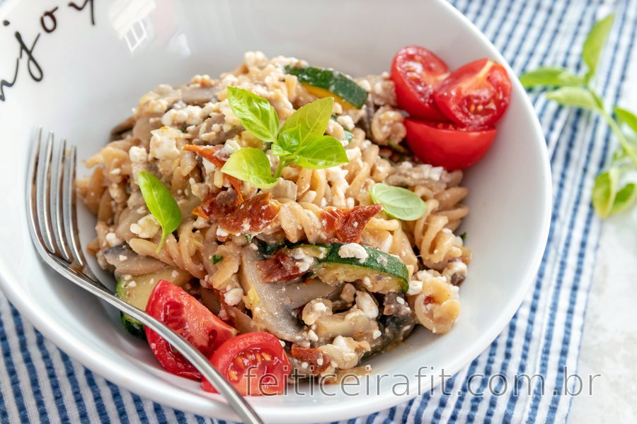 Pasta com queijo cottage e vegetais no vapor