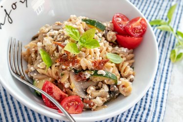 Pasta com queijo cottage e vegetais no vapor