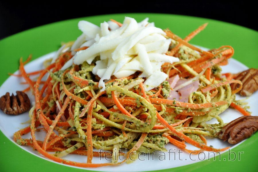 Espaguete de cenoura e salsinha com molho pesto