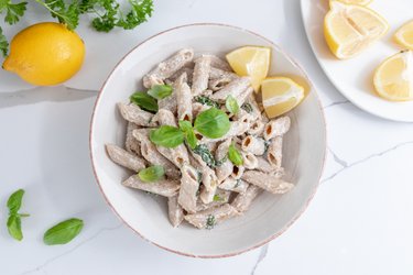 Macarrão simples com ricota, limão e manjericão