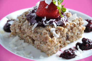 Bolinho de arroz integral assado com molho de frutas e chia sem açúcar