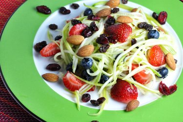 Salada leve de abobrinha e frutas com molho de limão